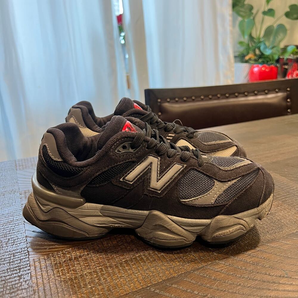 New balance 9060 shoes black and gray 6.5 women *FLAWED